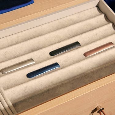 Ploom AURA front panels with Jet Black Augmented Pattern and other color options.