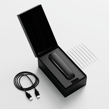 تظهر العلبة المفتوحة لجهاز Ploom AURA الجهاز وكابل الشحن وعصي التنظيف.