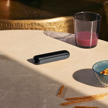 جهاز Ploom AURA Jet Black الأنيق هو رفيق خفي على الطاولة